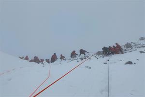 ...Bergung von vier Alpinisten aus der Südflanke bei Schlechtwetter