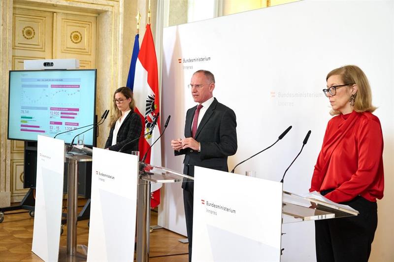 BFA-Vizedirektorin Karoline Preißer, Innenminister Gerhard Karner und Abteilungsleiterin Elisabeth Wenger-Donig bei der Pressekonferenz.