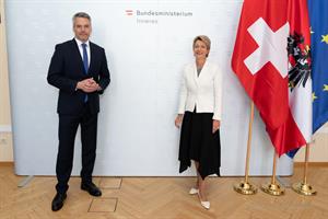 Innenminister Karl Nehammer mit der Schweizer Bundesrätin Karin Keller-Sutter am 28. Mai 2020 in Wien.
