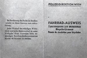 Nach dem Zweiten Weltkrieg gab die Polizei in Wien Fahrradausweise und Fahrradkennzeichen aus.