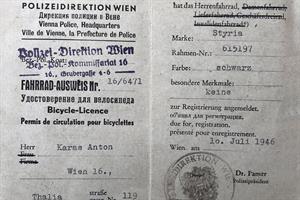 Viersprachiger Fahrradausweis aus der Besatzungszeit, ausgestellt von der Polizeidirektion Wien.