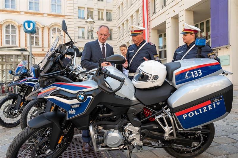 Innenminister Gerhard Karner bei der Übergabe der neuen Motorräder.