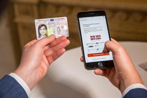 Der neue Personalausweis verfügt über modernste Sicherheitsmerkmale und kann via Handy-App auf Echtheit kontrolliert werden.