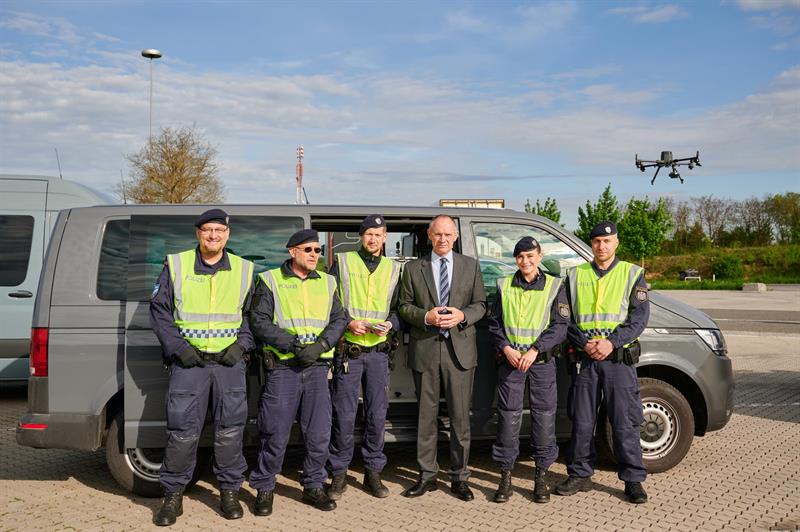 Innenminister Karner beim Besuch eines Planquadrats gegen Schlepperkriminalität.
