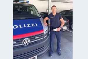 Ringer Michael Wagner unterstützt in der Polizeiinspektion Telfs in Tirol.