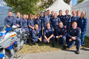 Innenminister Wolfgang Peschorn mit den Polizei-Spitzensportlerinnen und -Sportlern am Tag des Sports.