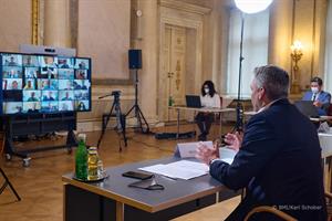 Bei einer gemeinsamen Videokonferenz tauschten sich Innenminister Nehammer und Gemeindebund-Präsident  Riedl mit Österreichs Bürgermeisterinnen und Bürgermeistern aus.