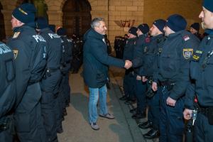 Innenminister Karl Nehammer im Gespräch mit Polizistinnen und Polizisten beim Wiener Akademikerball.