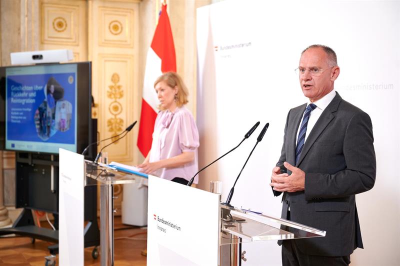 Innenminister Gerhard Karner präsentiert mit Abteilungsleiterin Elisabeth Wenger-Donig die Bilanz der Außerlandesbringungen für die ersten vier Monate 2023