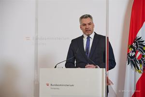 "Ab Herbst 2021 stehen österreichweit 900 Polizistinnen und Polizisten in den Schnellen Interventionsgruppen und Bereitschaftseinheiten bereit", sagte Innenminister Nehammer.