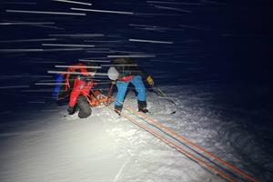 Revierinspektor Lukas K. zieht den Verletzten durch eisigen Schneesturm.