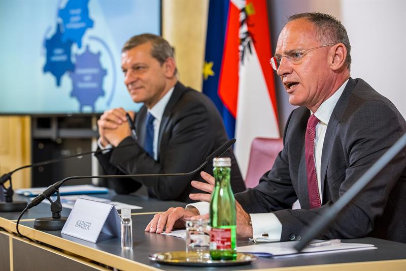 Innenminister Gerhard Karner und Generalsekretär Helmut Tomac präsentieren die neue BMI-Geschäftseinteilung.