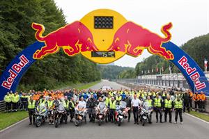 Die Teilnehmerinnen und Teilnehmer des internationalen Motorrad-Sicherheitstrainings auf dem Salzburgring.