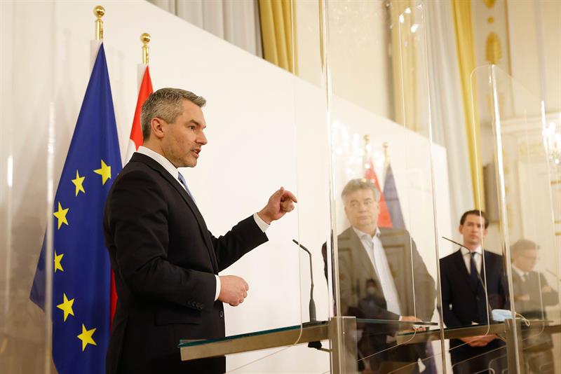 "Österreichs Polizei steht weiterhin den Gesundheitsbehörden über deren Ersuchen bei den gesundheitsbehördlichen Einreisekontrollen unterstützend zur Seite", sagt Innenminister Karl Nehammer.