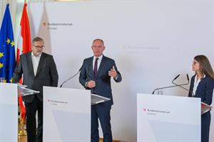 Innenminister Gerhard Karner, Stadtrat Peter Hacker und Sandra Mahrer (EY) präsentierten am 15. September 2023 das "Transparente Realkostenmodell".